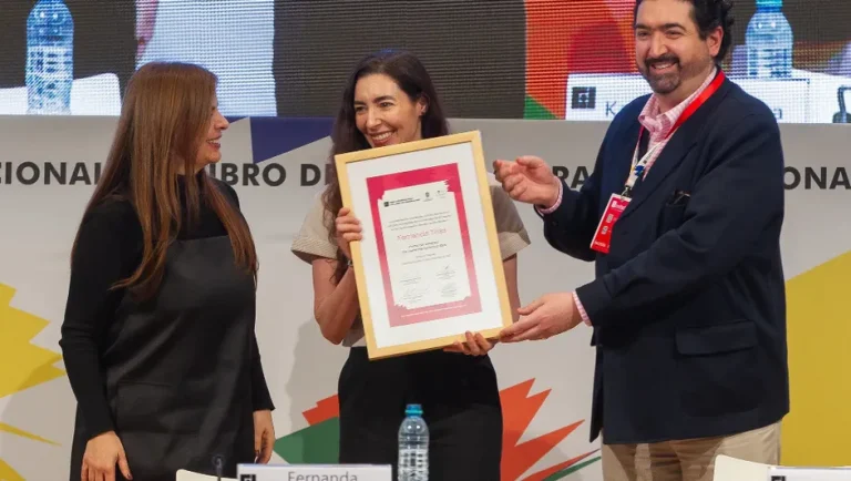 Fernanda Trías es galardonada con el Premio Sor Juana Inés de la Cruz