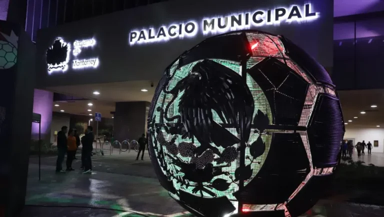 Monterrey instala escultura de balón mexicano creada con cables y tuberías