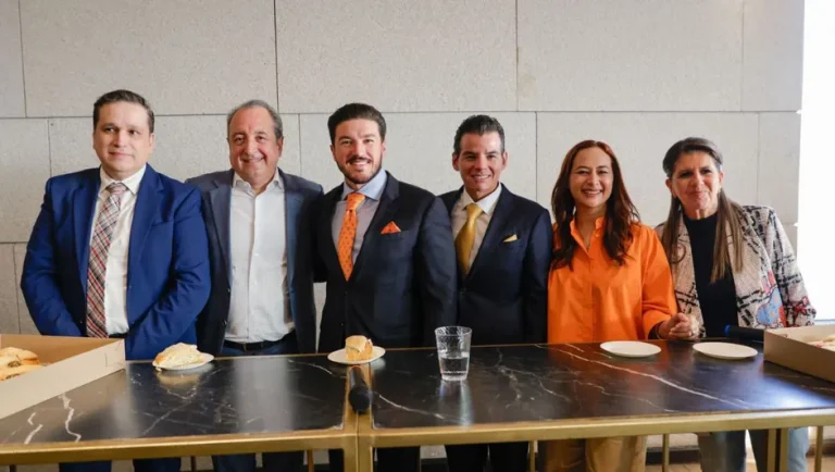 Gobernador Samuel García presenta a Ulises Carlin como nuevo encargado de Tesorería