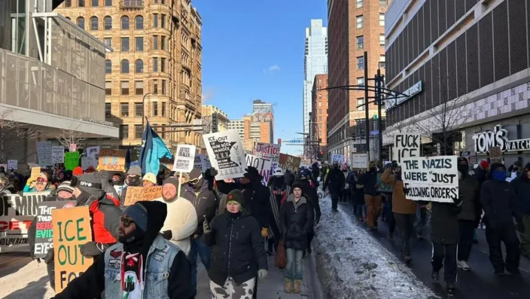 Ciudadanos de EU protestan en el centro de Minneapolis