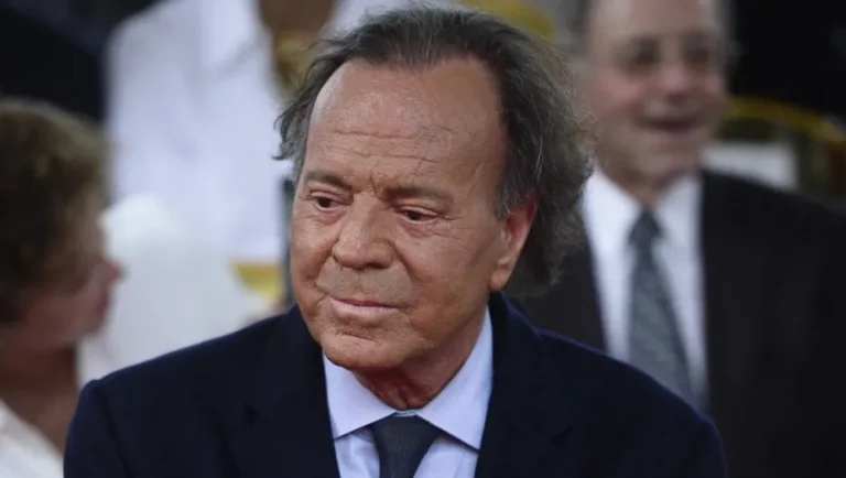 Julio Iglesias es acusado por sus ex empleadas de abusos y humillaciones