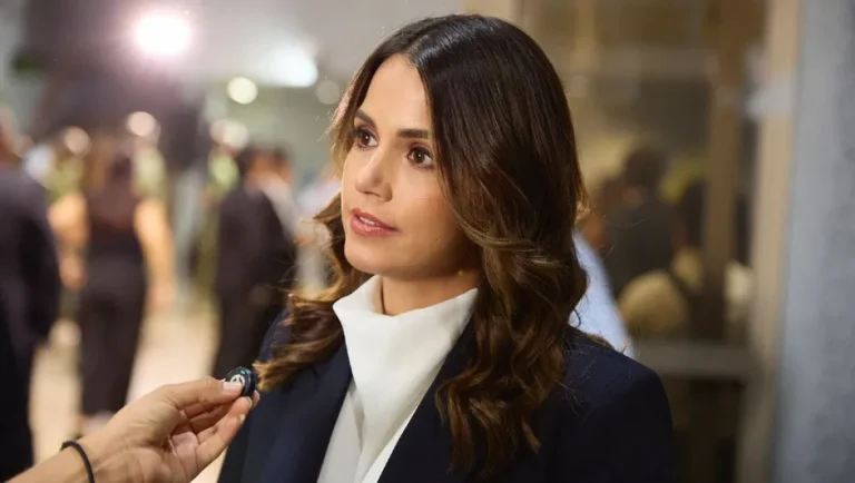 Señala Lorena de la Garza que cobro de refrendo a autos eléctricos es ilegal