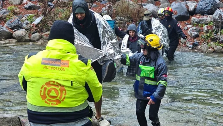 Rescatan a tres jóvenes extraviados en el Cañón de Cozumelito, en Allende