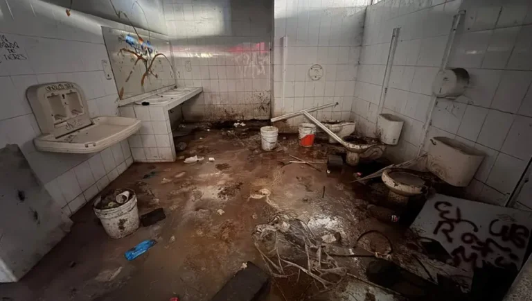 Ciudadanos reportan abandono y suciedad en baños públicos de avenida Gonzalitos