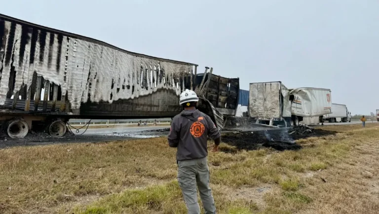 Incendio de tráiler provoca cierre de la autopista Monterrey–Nuevo Laredo