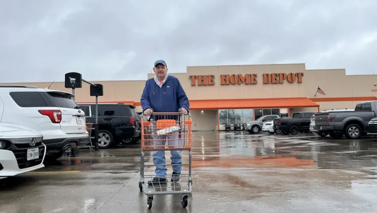 Paisanos regresan a Home Depot y al rodeo en Texas pese a operativos de ICE