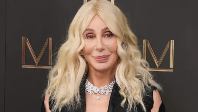 Cher revela en sus memorias que sufrió agresión sexual en su adolescencia