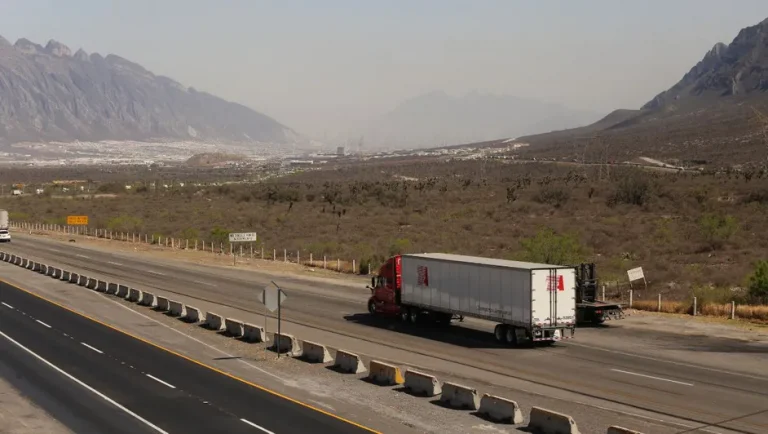 Tesla y desarollo en la Loma Larga usan el mismo banco y fiduciario, reportan