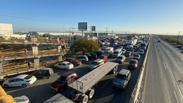 Contraflujo colapsa avenida Miguel Alemán; automovilistas caminan