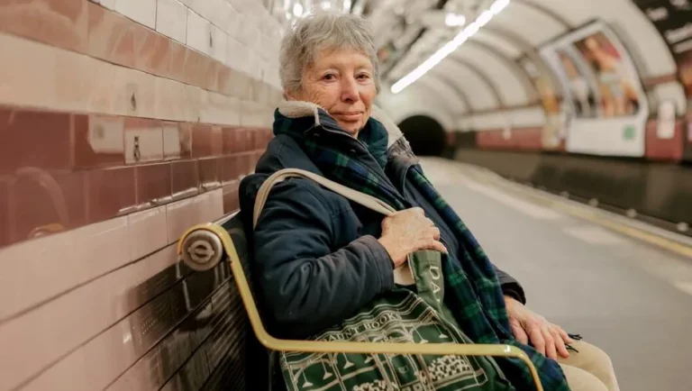 Judith Chernaik celebra 40 años de poesía en el metro de Londres