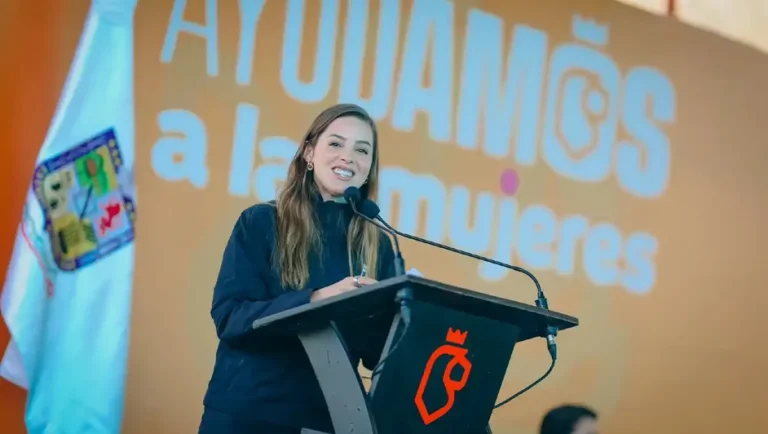 Realizan entrega de tarjetas ‘Ayudamos a las Mujeres’ en Monterrey