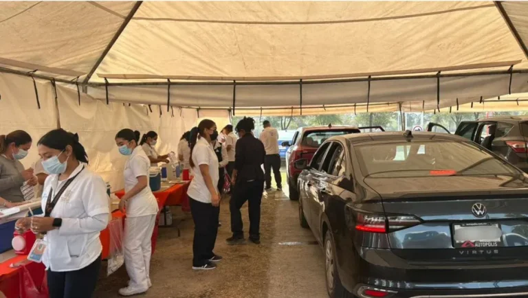 Vacunación contra el sarampión: Familias acuden a módulo drive thru en estadio de Rayados