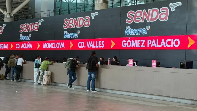 Hechos violentos y bloqueos impactan vuelos y carreteras en Nuevo León