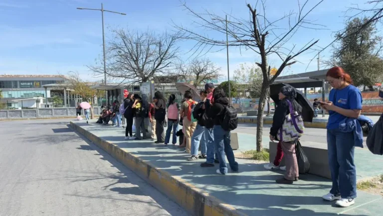 Usuarios del Metro y Ecovía enfrentan falta de baños públicos