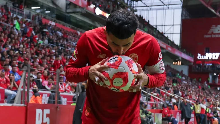 Tras su lesión, Alexis Vega busca ganarse un lugar en el Mundial con el Tri