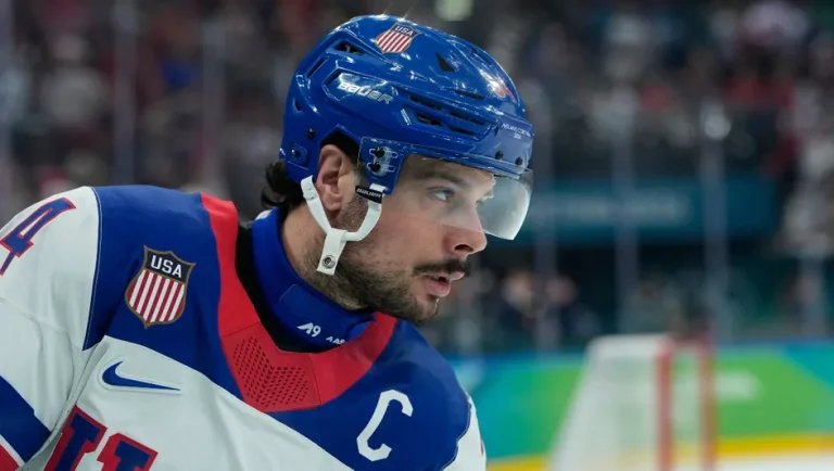 Auston Matthews, el primer campeón olímpico en hockey con raíces mexicanas