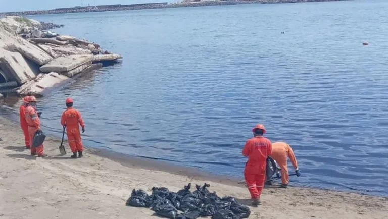 Despliegan operativo de limpieza tras detectar hidrocarburo en Dos Bocas