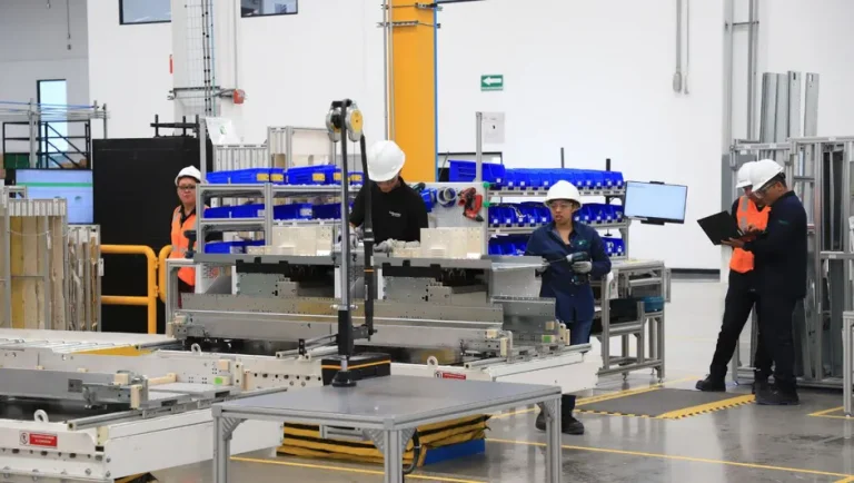 Bajar la jornada laboral podría aumentar gastos para empresas mexicanas, señalan analistas