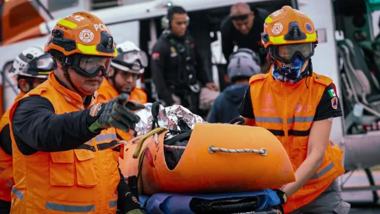 Dos adolescentes caen a barranco de 100 metros y son rescatados vía aérea en Montemorelos