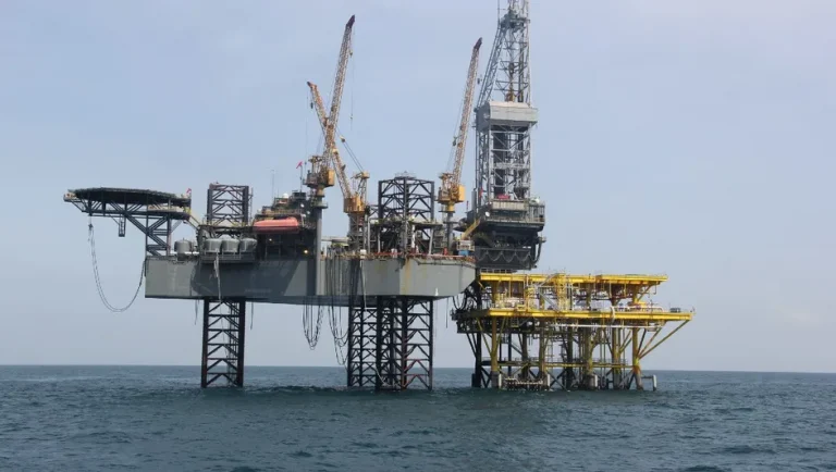 Trabajadores piden reactivar el sector petrolero ante alta demanda de empleo