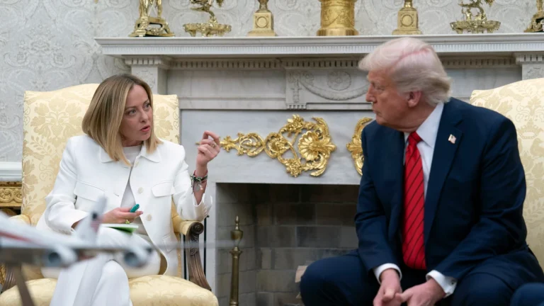 Critica Giorgia Meloni a Donald Trump por sus declaraciones contra el Papa León XIV y la guerra en Irán