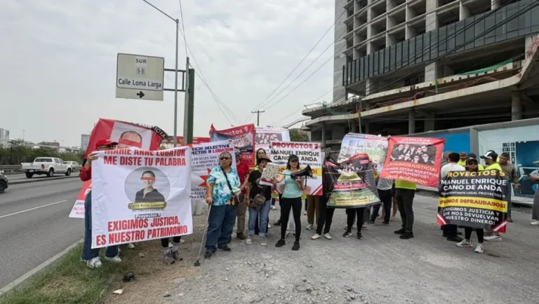Protestan frente a construcción afectados por presunto fraude de Proyectos 9