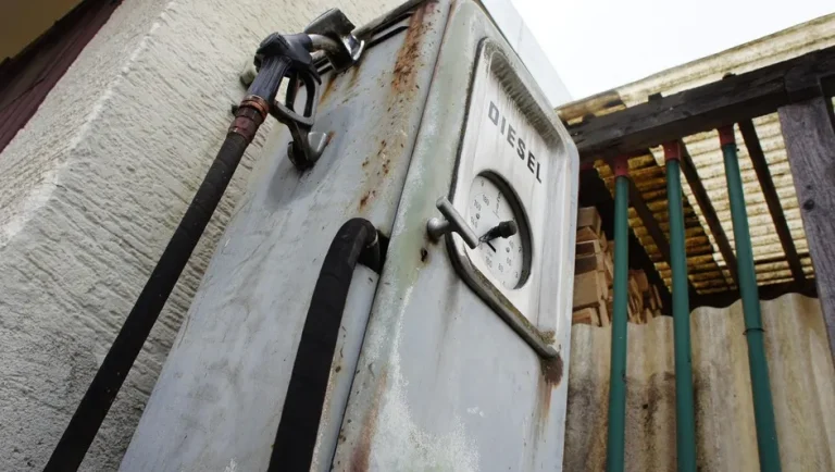 Establecen en 28 pesos el precio máximo del diésel en México