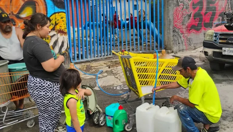 Dos días sin agua reactivan filas y acarreo en colonias de Monterrey