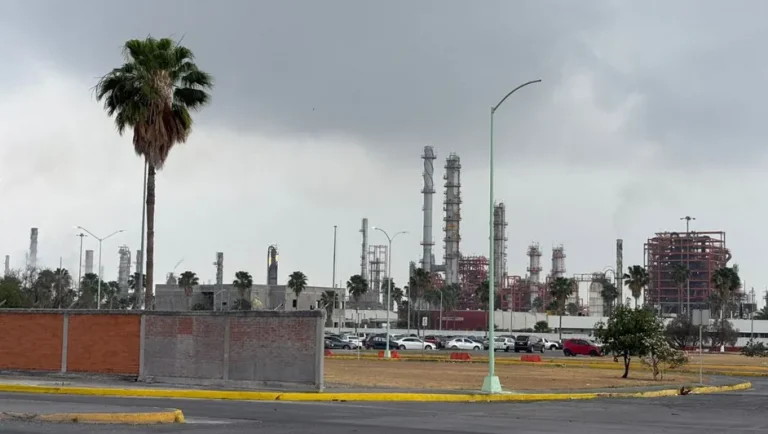 Habitantes acusan afectaciones a la salud por emisiones de refinería
