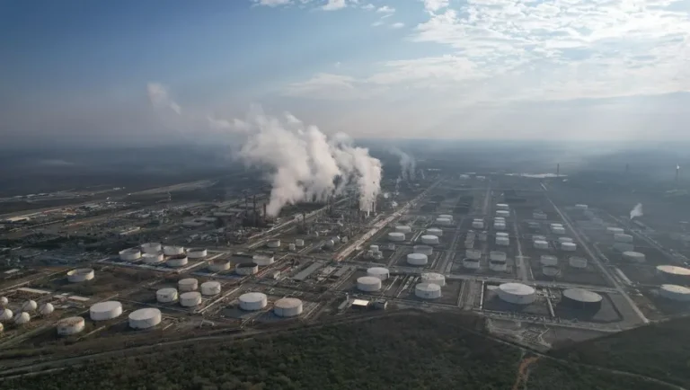 Refinería de Cadereyta mantiene emisiones pese a inversión de 7 mil mdp