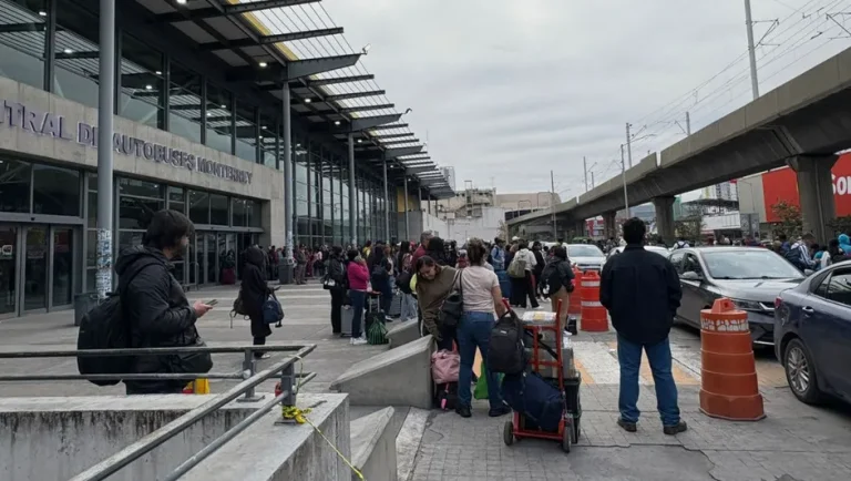 Central de Autobuses de Monterrey se satura por regreso vacacional