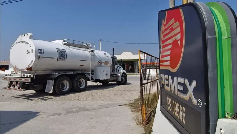 Gasolineros pactan con Sheinbaum tope de 28 pesos al diésel