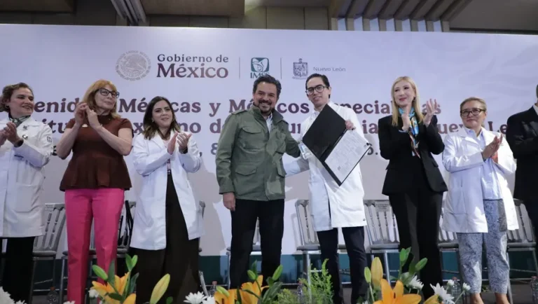 Llegan 400 médicos a Nuevo León para reforzar el sistema de salud
