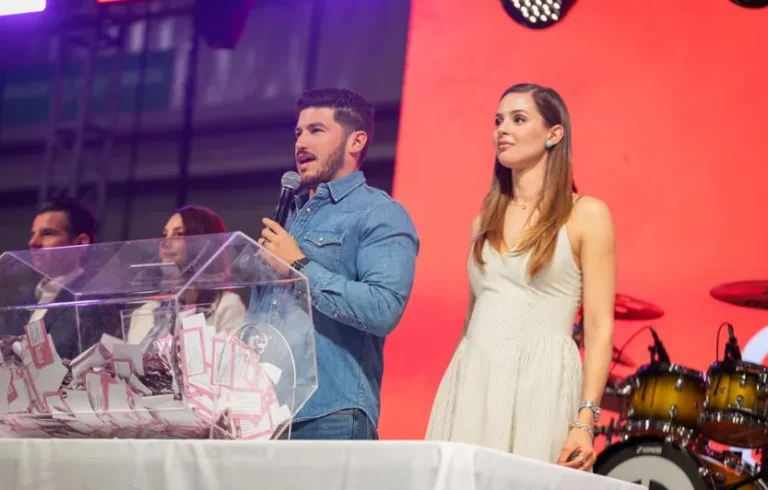 Samuel García anuncia transporte gratuito y apoyo económico para madres de familia en NL