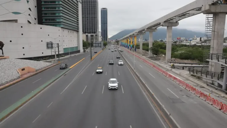 Inician cierres viales por recarpeteo en avenida Constitución, en Monterrey