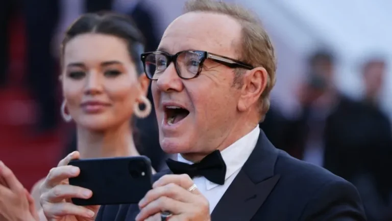 Kevin Spacey reaparece en la alfombra roja de Cannes