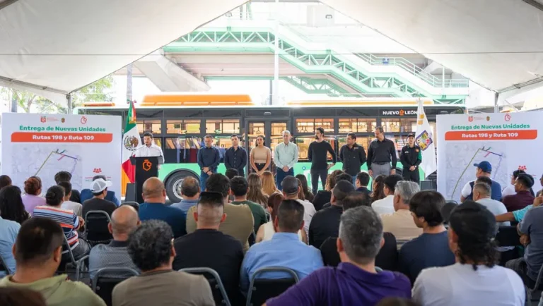 Samuel García impulsa modernización del transporte con nuevos camiones en rutas 198 y 109