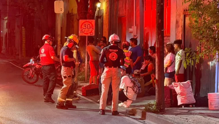 Presunto inquilino provoca incendio en edificio de renta y huye en Monterrey