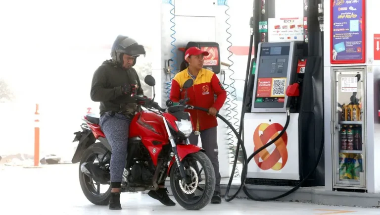 Aumentan precios de combustibles en México: Magna sube 1.9% y Premium 10.5%