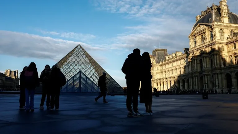 Nuevo presidente de Louvre revela que el museo está “al límite” tras polémico robo