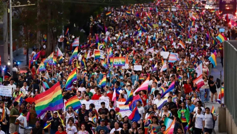 Miles de personas asisten a la Marcha de la Diversidad 2026