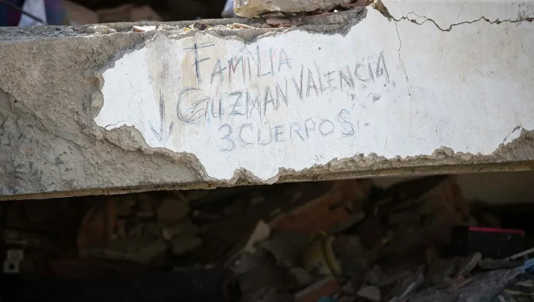 Entre escombros, las paredes se convierten en el registro de los desaparecidos en La Guaira