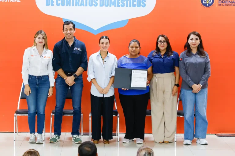 Agua y Drenaje entrega 180 contratos de servicio en Salinas Victoria