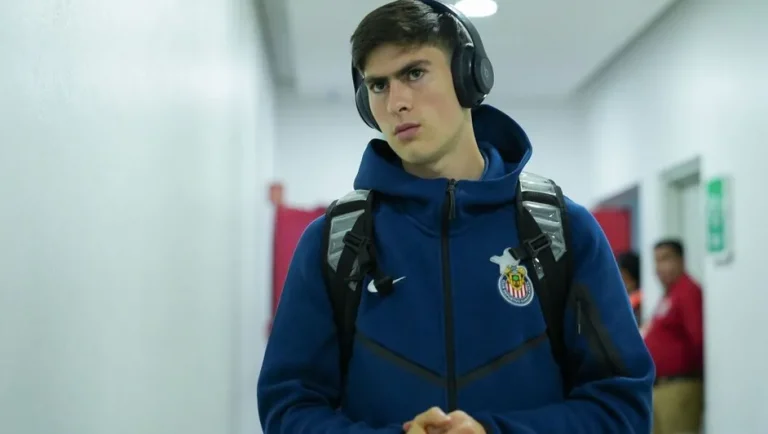 Armando González deja Chivas y da el salto al futbol europeo con Olympiacos