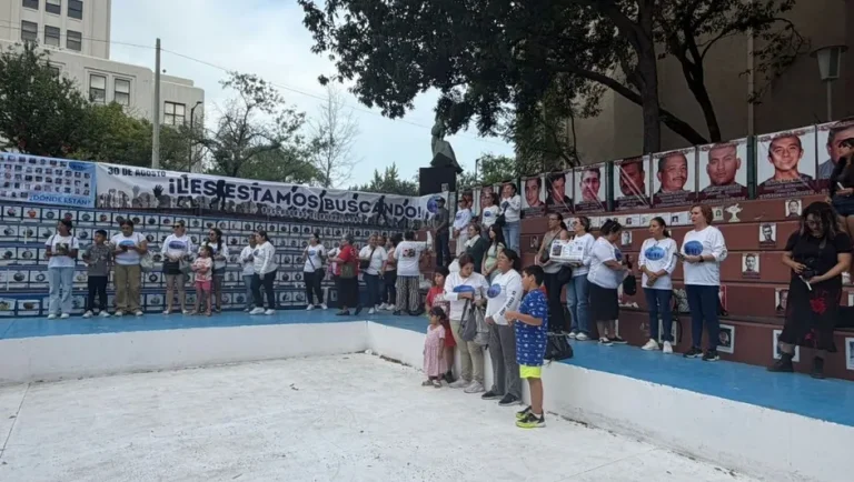 Con velas y fotografías, familias exigen no olvidar a desaparecidos en Nuevo León