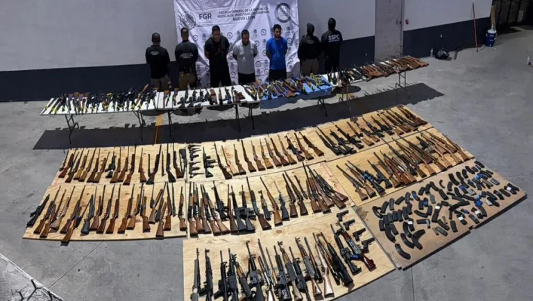 Aseguran en NL 210 armas provenientes de Texas; hay tres detenidos