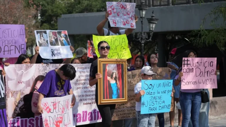 Exigen justicia por Dafne con marcha por el Centro de Monterrey