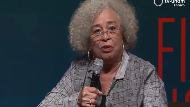 Entre protestas y aplausos, Angela Davis habla de abolición y activismo en la UNAM