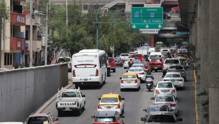 Municipios de NL operan semáforos manualmente ante fallas del Sintram