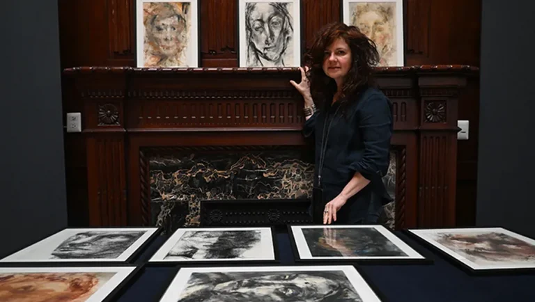 Sarah Kuźmicz explora la identidad a través del retrato en nueva exposición
